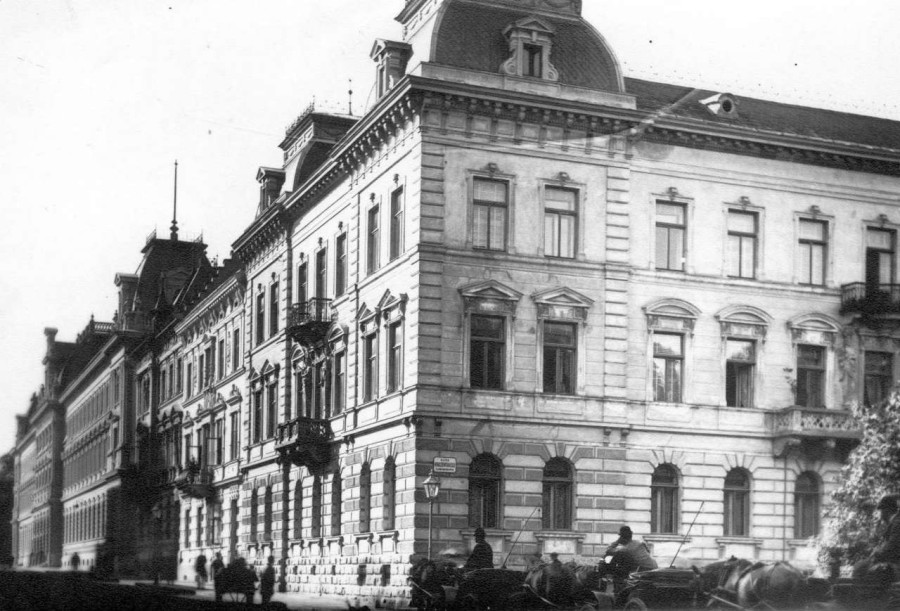 На розі вулиць Крашевського (праворуч) та Словацького. Фото поч. XX ст.