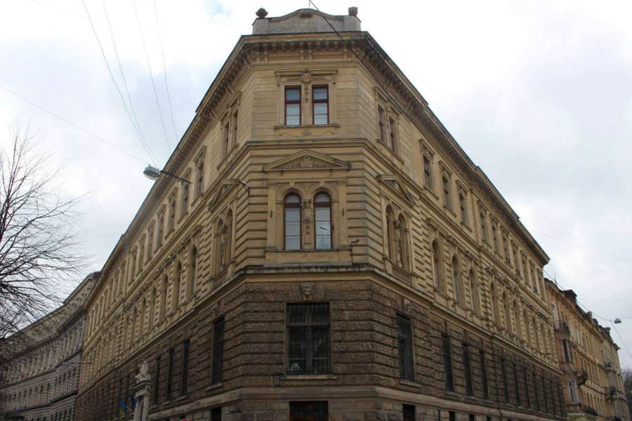Колишня будівля Крайового Банку, зараз - головний корпус Львівського державного інституту фізичної культури, вул. Костюшка, 11. Фото 2015 року