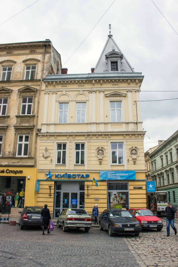 Будинок книгарні Губриновича на вул. Театральна, 9. Фото 2015 року