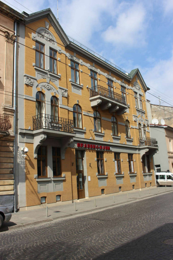 Нинішня вул. Шептицьких,26 - давня адреса "Бранки". Фото 2015 року