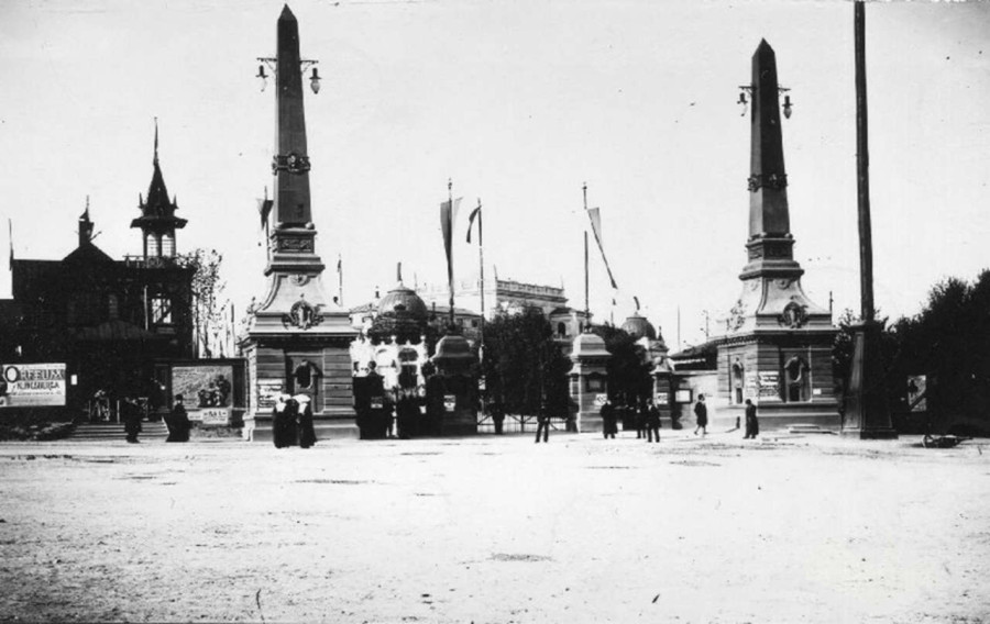 Головна брама виставки Крайової від нин. вулиці У.Самчука