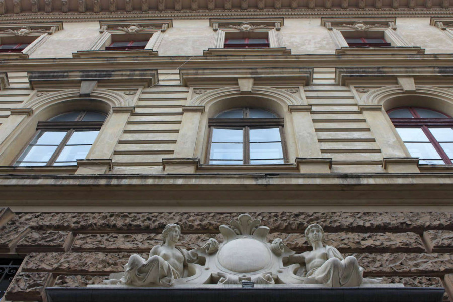 Фрагмент оформлення порталу Банку Крайового. Фото 2015 року