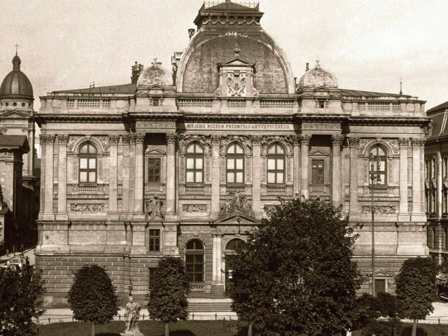 Монумент на тлі Промислового музею. Фото до 1914 року