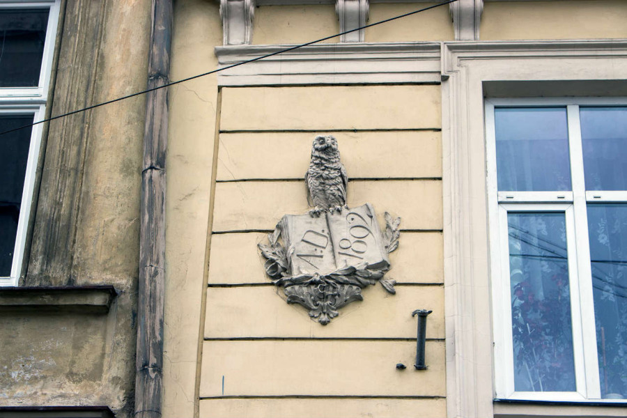 Барельєф у формі екслібрису на будинку книгарні. Фото 2015 року