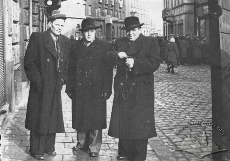 Пам’ятне фото на фоні черги за квитками до "Коперніка". 1956 рік