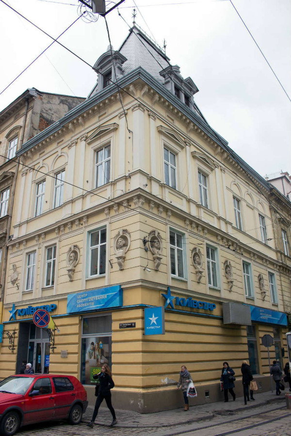 Наріжник будинку фірми на вул. Театральна, 9. Фото 2015 року