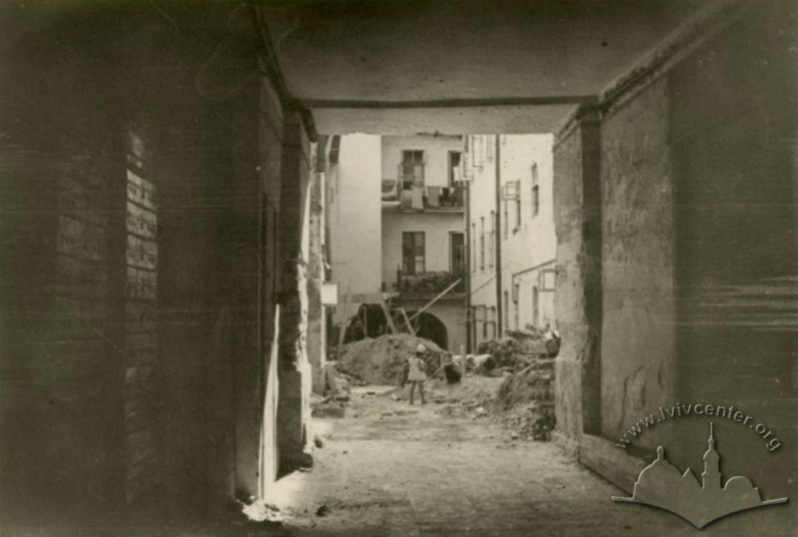 Ремонтні роботи у давньому пасажі. Фото 1960-1970 рр.