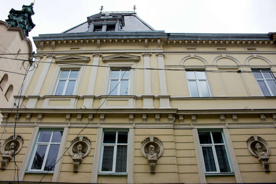 Будинок книгарні з вулиці П. Беринди. Фото 2015 року