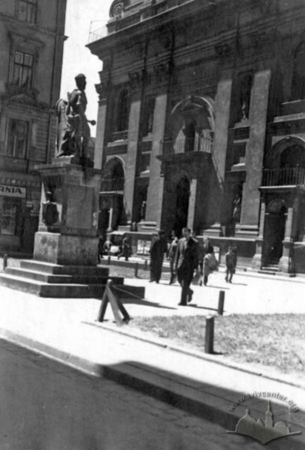 Скульптура Яблоновського перенесена на площу Трибунальську (нині - Яворського). Фото 1930-х рр.