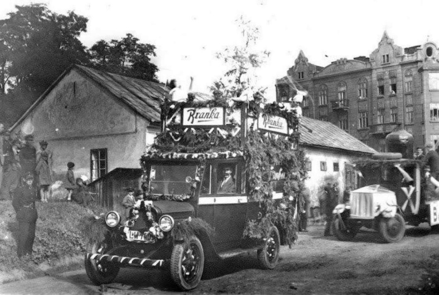 Рекламний автомобіль "Бранки" на теренах казарм Фердинанда. Фото міжвоєнного періоду