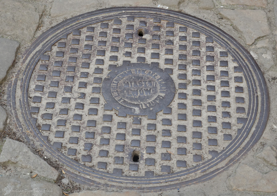 Люк "Miasto Lwow, Fabryka Lwowska L. Zieleniewska Tow. AKC Krakow", біля каплиці Боїмів