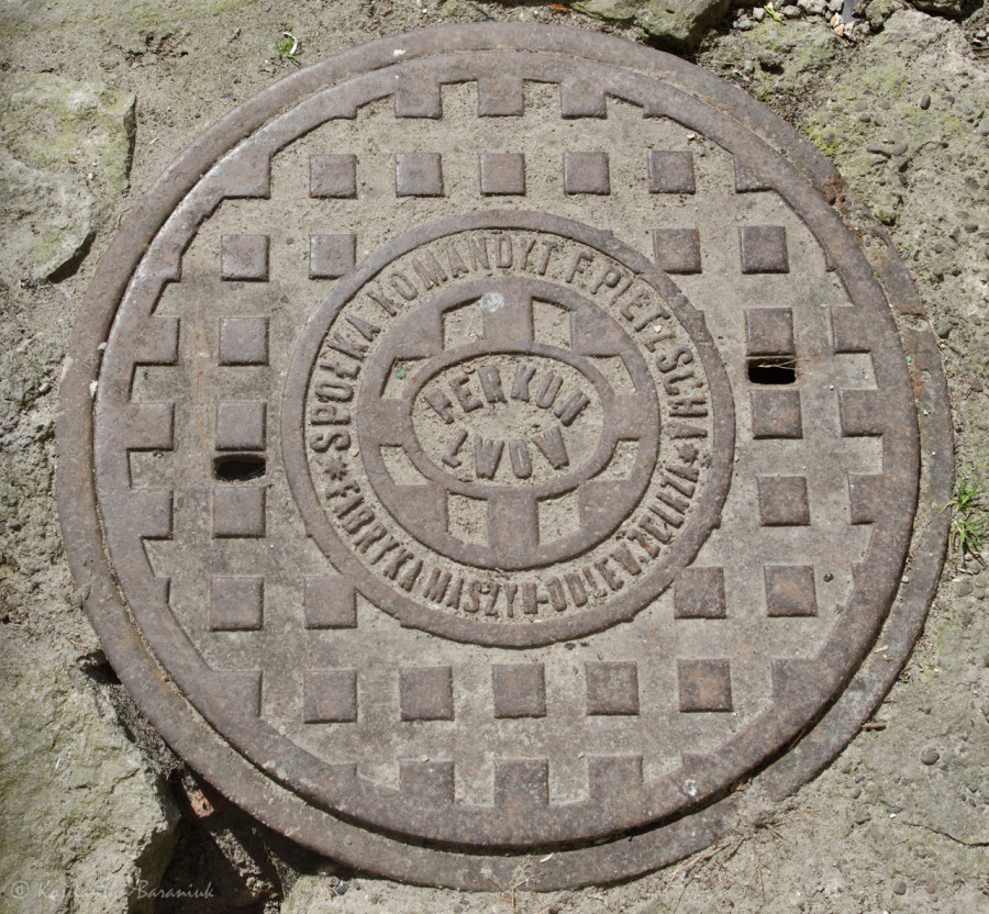 Люк "Perkun Lwow. Spolka komandy T. Pietscha. Fabryka maszyn odlew zelaza", у дворі Успенської церкви.