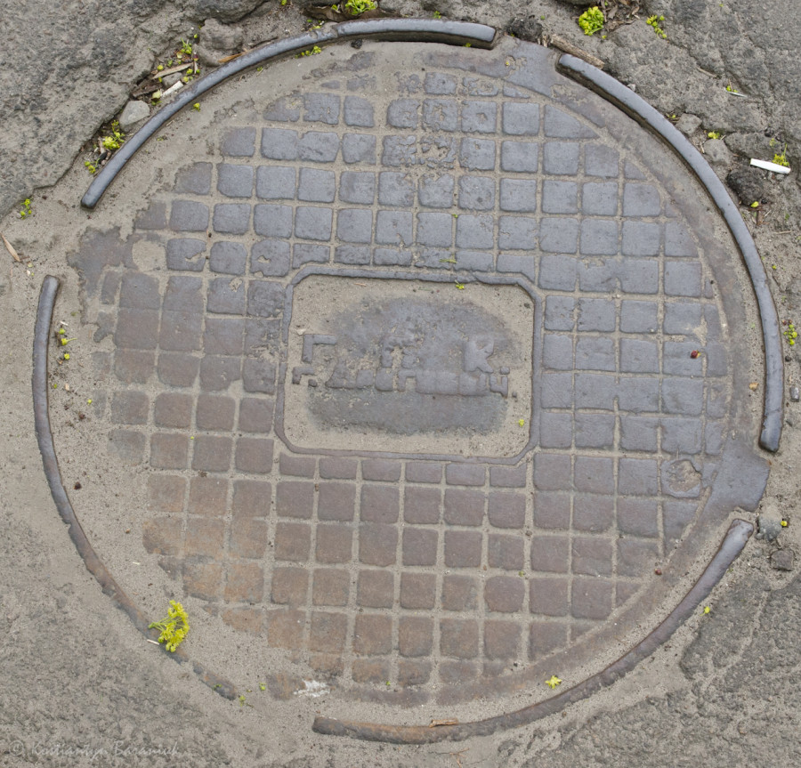 Люк Дрогобицького виготовлення, вул. Туган-Барановського.