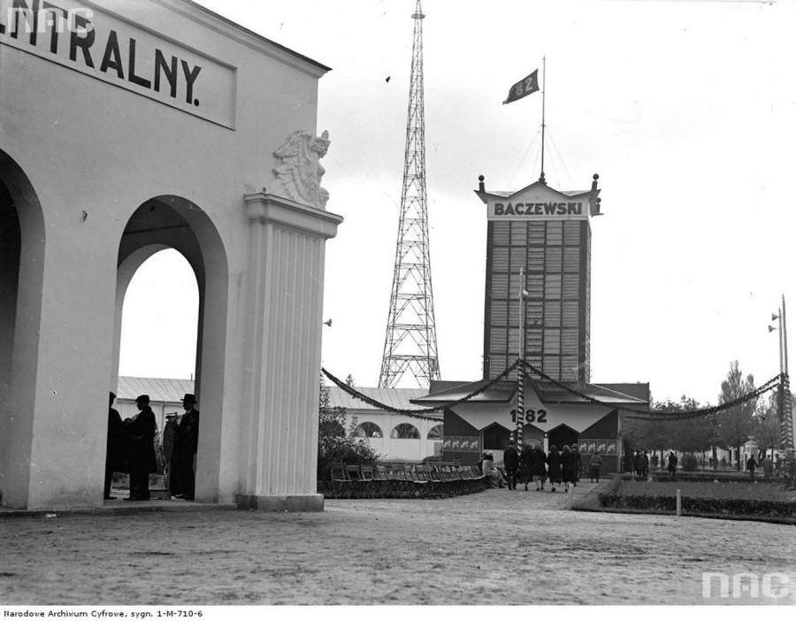 Рекламна вежа фірми Бачевського у Стрийському парку, фото, 1921 рік.