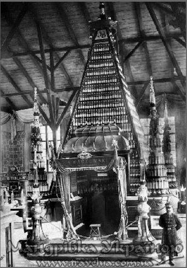 Продукція Бачевського, розташована у вигляді ефектної піраміди з фігурних фірмових пляшок на Загальній Крайовій виставці, фото, 1894 рік.