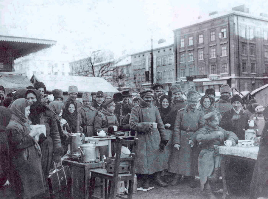 Російські військові та місцеве населення на Краківській торговиці. Фото 1915 року