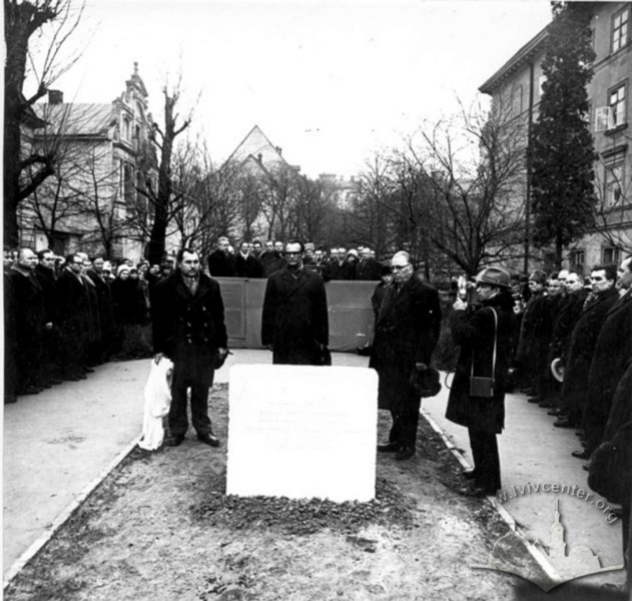 Закладення меморіальної плити на місці майбутнього монументу. Фото 1964 року