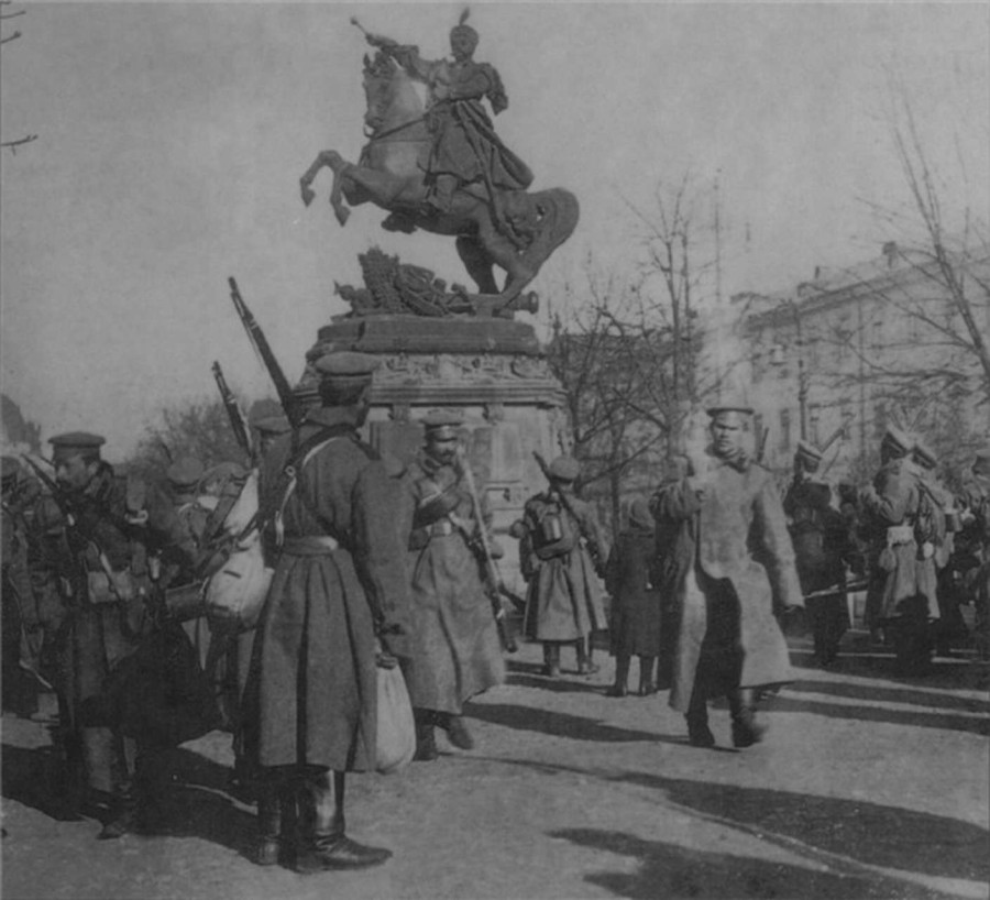 Російська піхота на нин. пр-ті Свободи. Фото 1915 року