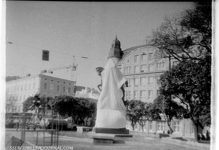 День урочистого відкриття пам. Данилові  Галицькому - 26 жовтня 2001 року