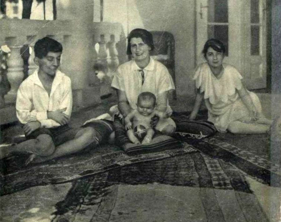 Родина архітектора Заремби на віллі у Брюховичах. Посередині-Ріта Горгонова-головна обвинувачувана, праворуч-Ельжбета (Люсі) Заремба-жертва трагедії. Фото кінця 1920-х років