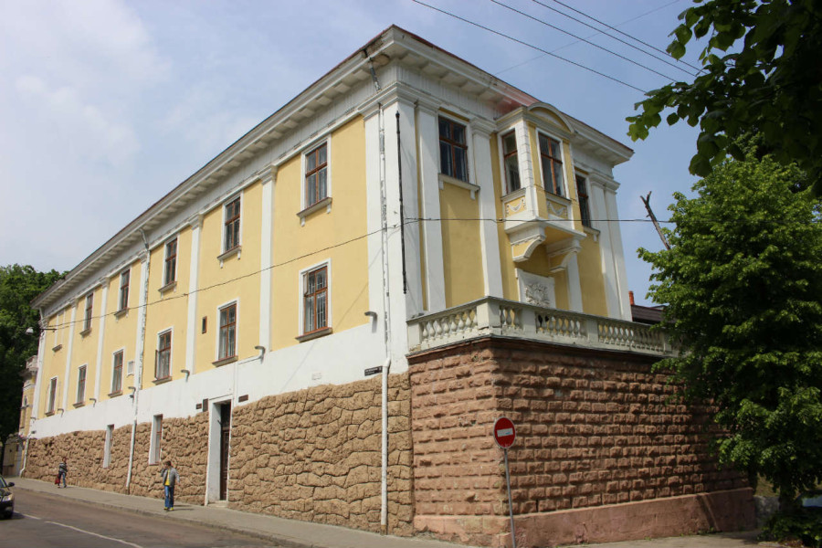 Перебудована споруда арсеналу Сенявських на розі вулиць Дорошенка та Бібліотечної. Фото 2015 року