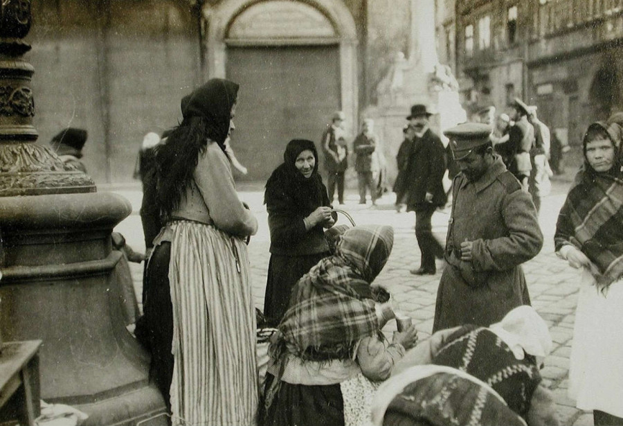 Вулична сцена на площі Ринок. Фото 1914 року