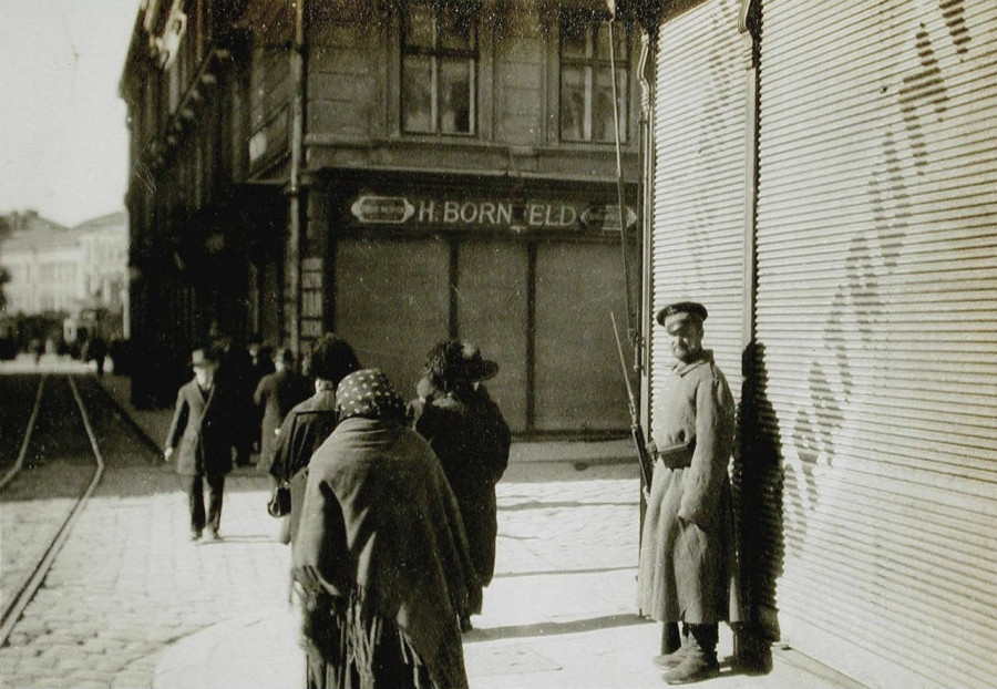 Російський патрульний на площі Катедральній. Фото 1914 року