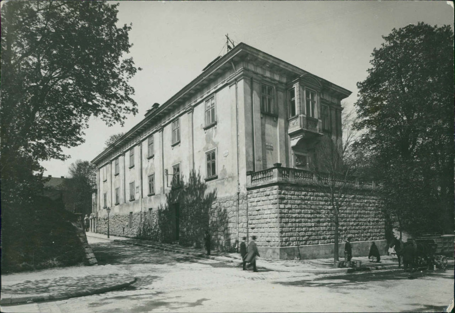 Перебудована споруда арсеналу Сенявських-бібліотеки Баворовських. Фото 1916 року