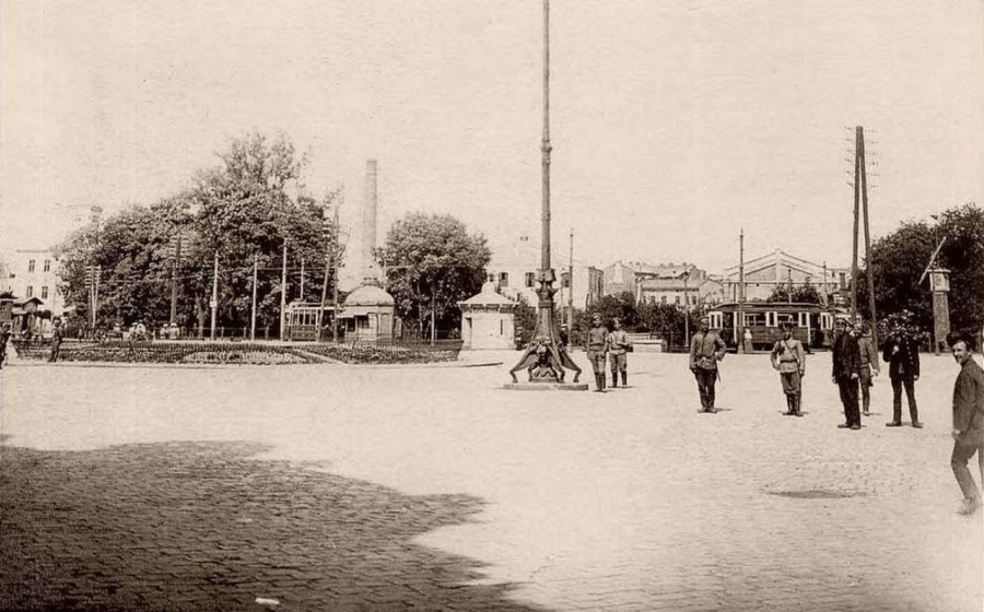 Російські військові поблизу головного вокзалу у Львові. Фото 1914 року