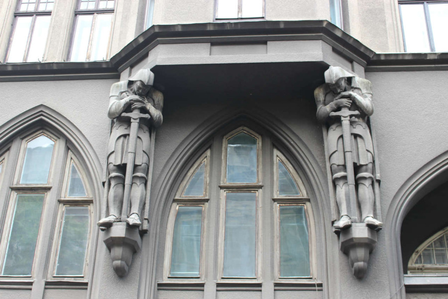 Лицарі-атланти у оздобленні кам'яниці на Князя Романа,6. Фото 2015 року