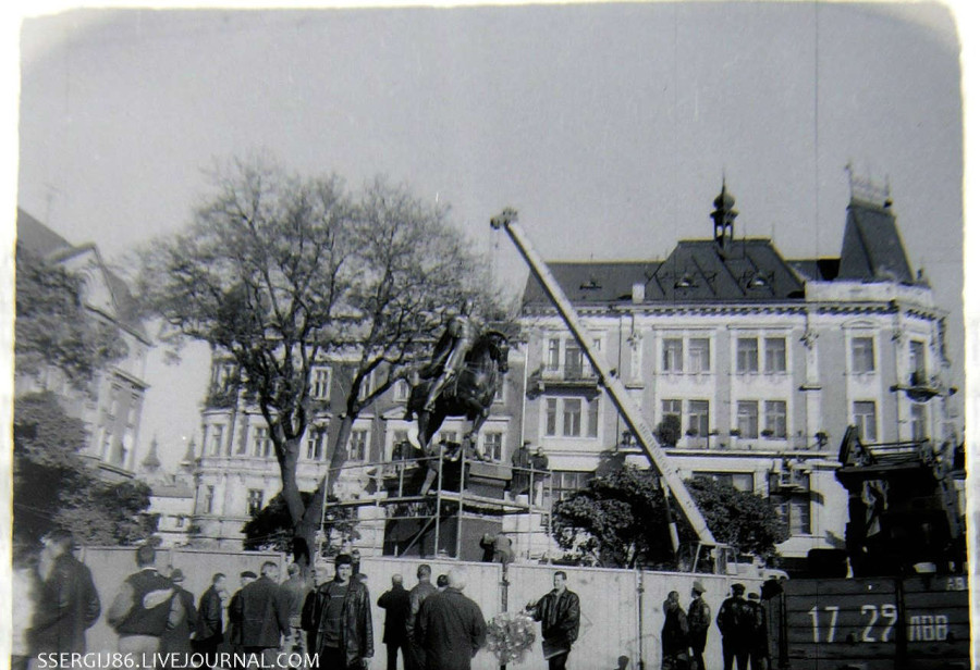 Монтаж пам'ятника Данилу Галицькому у Львові. Фото 2001 року