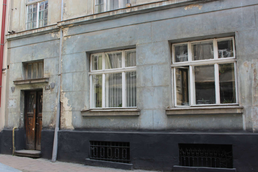 Вулиця Братів Рогатинців, 16 - давній офіс закладу "Конкордія". Фото 2015 року