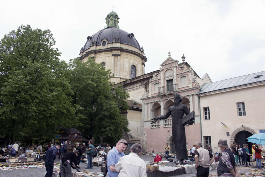 Вид на пам’ятник І. Федорову. Фото 2015 року