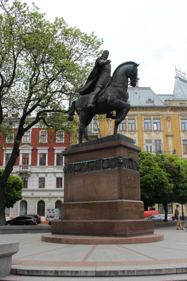 Монумент засновнику Львова на давній площі Галицькій. Фото 2015 року