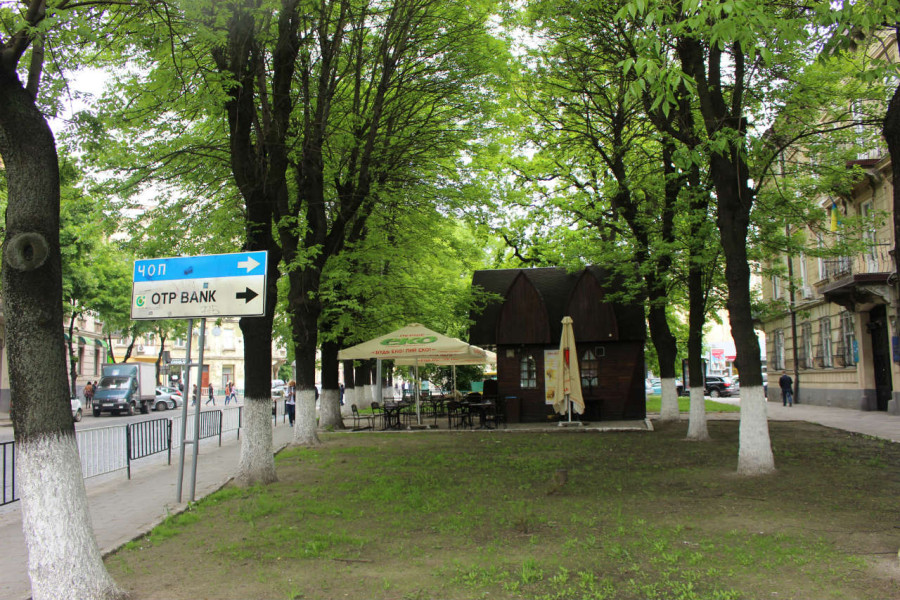 Сквер на розі вулиць Князя Романа та Герцена, влаштований на місці давнього храму Богоявлення. Фото 2015 року