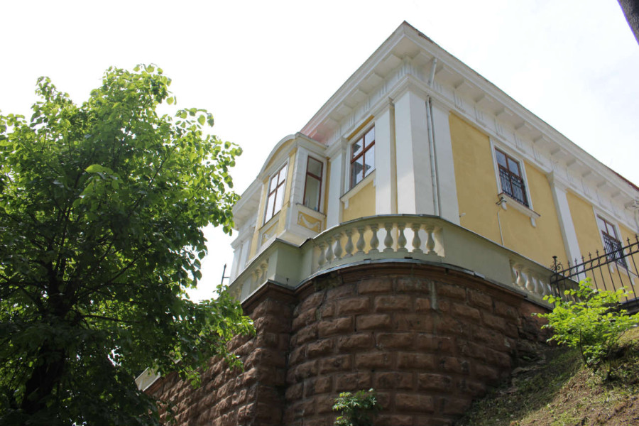 Фрагмент арсеналу Сенявських від нин. вулиці Дорошенка. Фото 2015 року