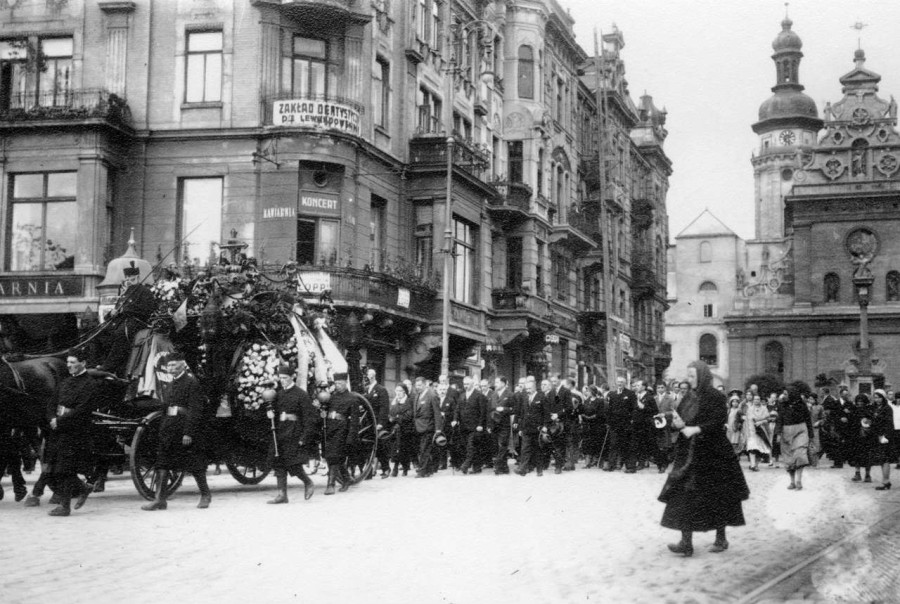 Процесія на площі Галицькій. Фото міжвоєнної доби.