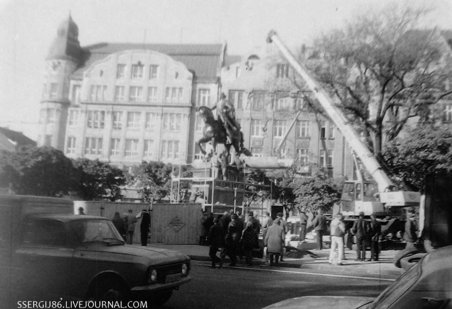 Роботи з монтажу монументу Данилові Галицькому. Фото 2001 року