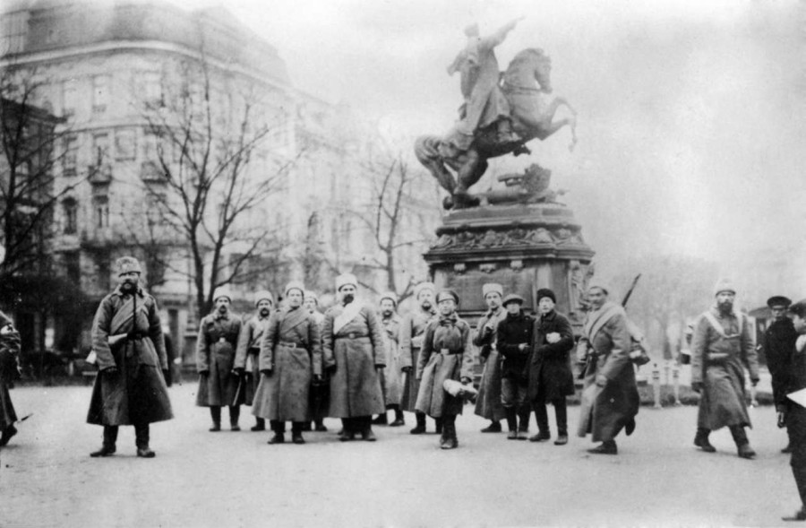 Військові біля монумента Яну III Собєському. Фото 1915 року