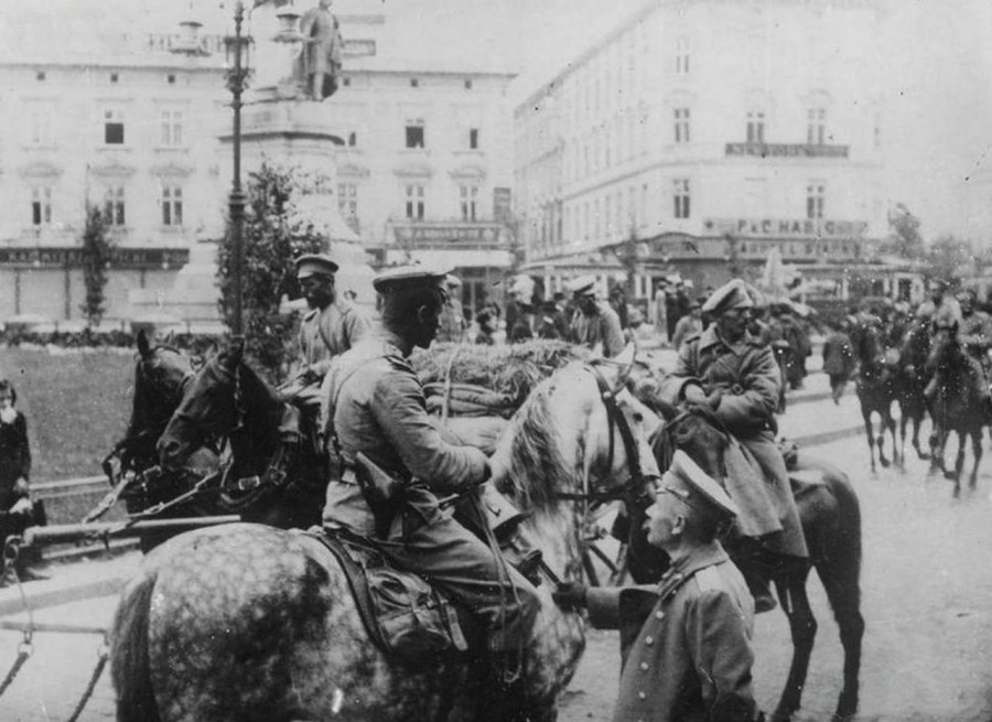 Російські козацькі патрулі на Марійській площі. Фото 1914 року