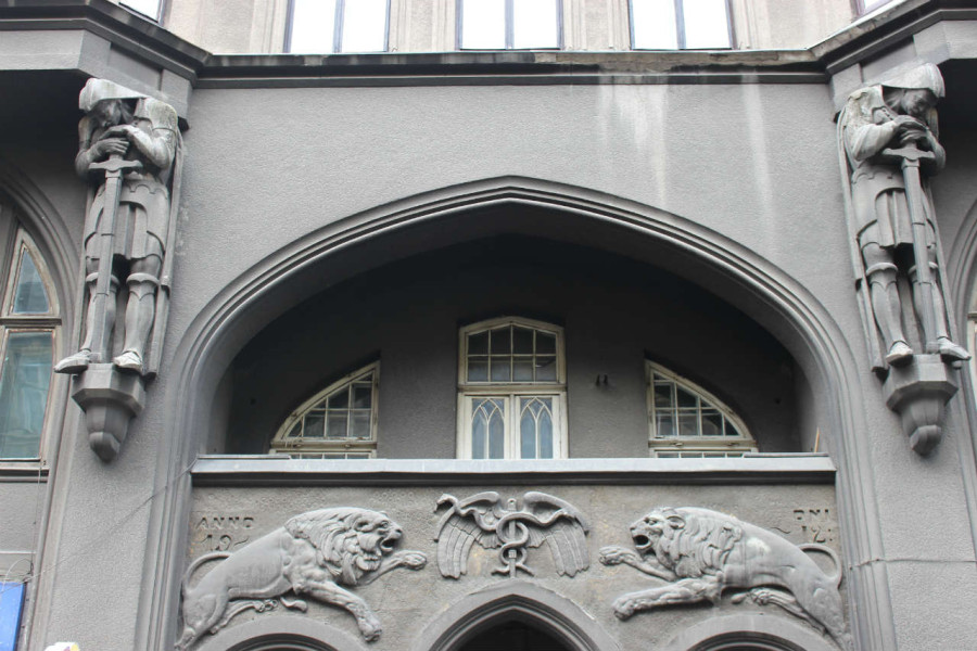 Фрагмент фасаду будівлі на Князя Романа,6. Фото 2015 року