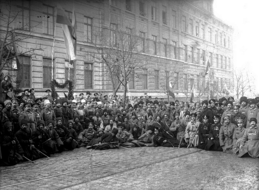 Групове фото російських військових на вулиці Замарстинівській. Фото 1914 року