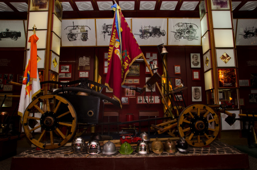 Літній хід і пожежні шоломи.