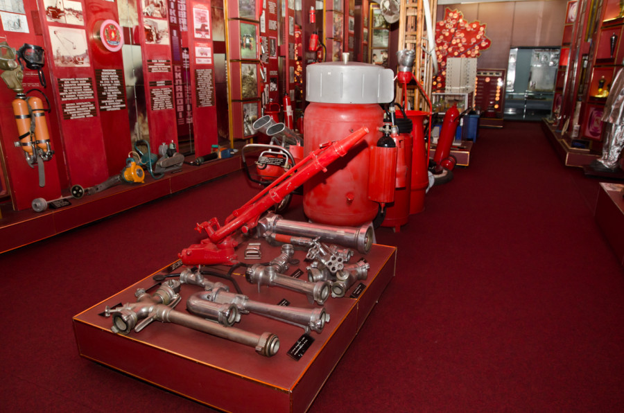 Приладдя для гасіння водою та піною.