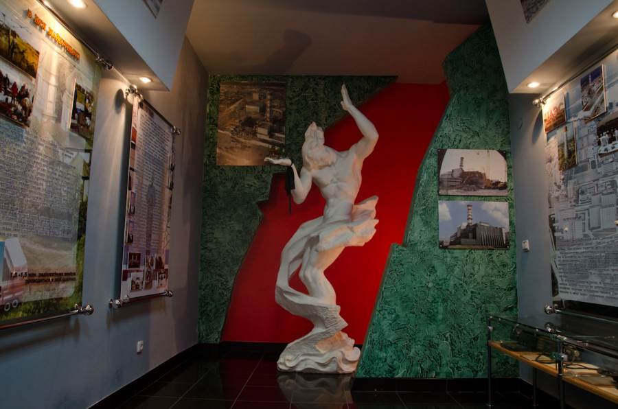 Скульптурна композиція "Чорнобиль".