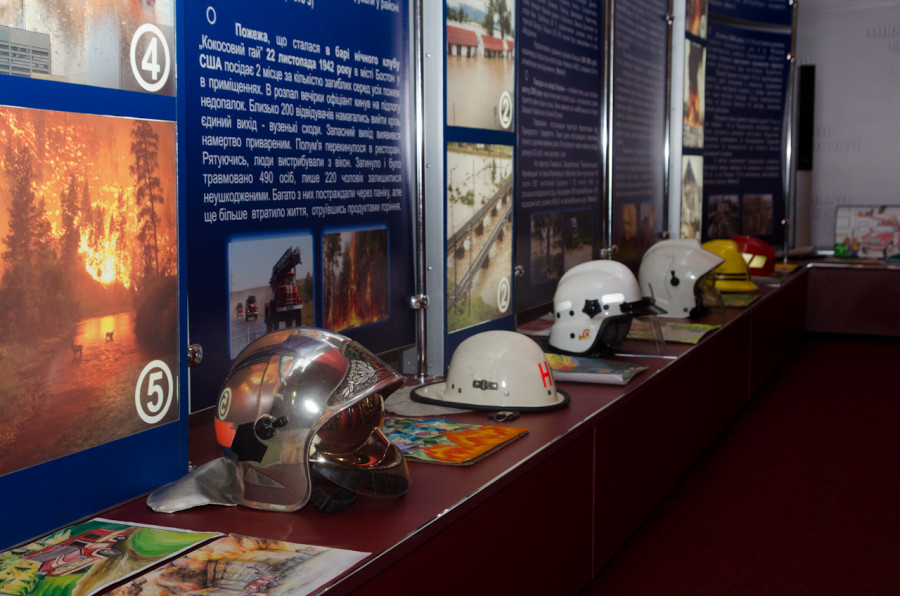 Сучасні шоломи пожежників.