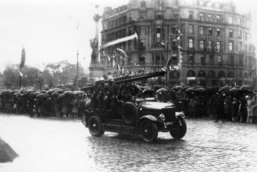 Пожежники на параді, фото, 1930-ті роки.