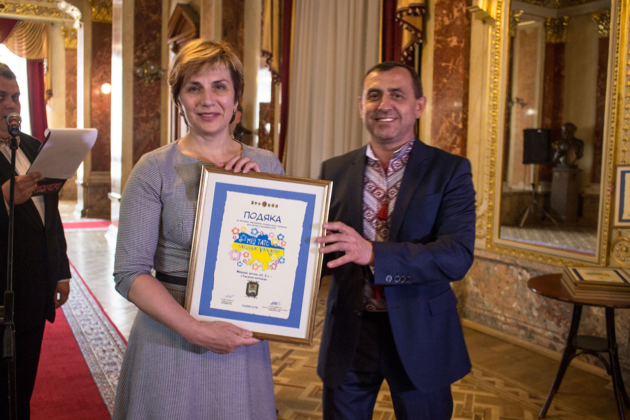 Представник мережі аптек "D.S." отримує подяку учасника проекту «Мій тато захищає Україну»