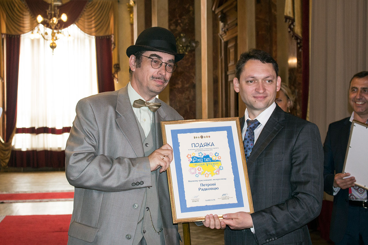 Петро Радковець отримує подяку учасника проекту «Мій тато захищає Україну»