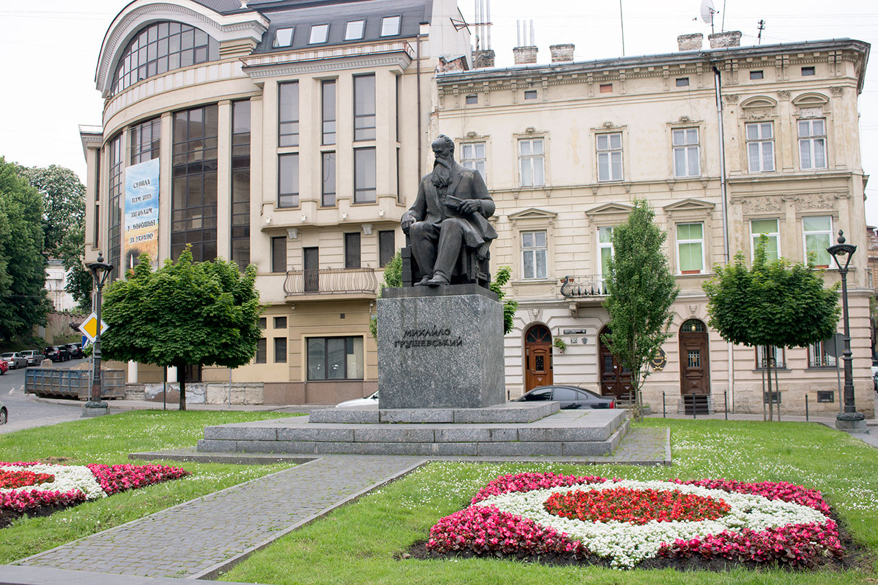 Результат пошуку зображень за запитом "• Старий університет і памятник Грушевському"